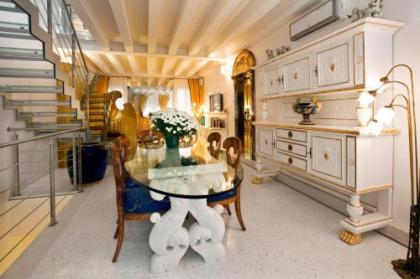Casa Fortuny Luxury Apartment - image 13
